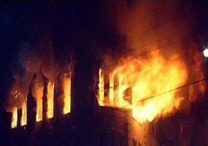«تمرد» تتهم «مرسي» و«بديع» و«الشاطر» بالتحريض على حرق مقرها في بلاغ رسمي 1 domiat-burn-fire