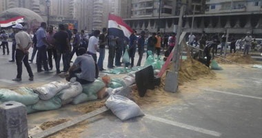 أهالى أحد شهداء المنصة يقطعون طريق "الحسينية- الزقازيق" 1 أهالى أحد شهداء المنصة يقطعون طريق