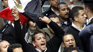 ضباط الشرطة أمام منزل مرسى يهتفون: “النصر لمصر” 1 التيارالشعبي-300x278