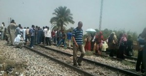 أهالى قتيل "كوم حلين" يفتحون طريق "منيا القمح القاهرة الزراعى" 1 قطع الطريق