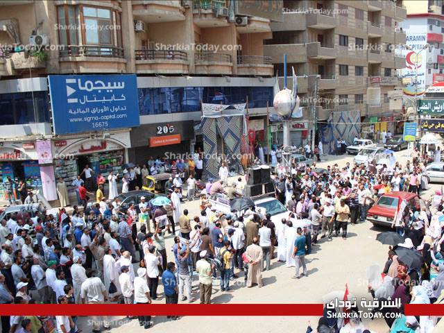 مؤيدو مرسي بالزقازيق ينظمون وقفة للمطالبه برجوعه للحكم 3 1000499_656635694364171_102432950_n
