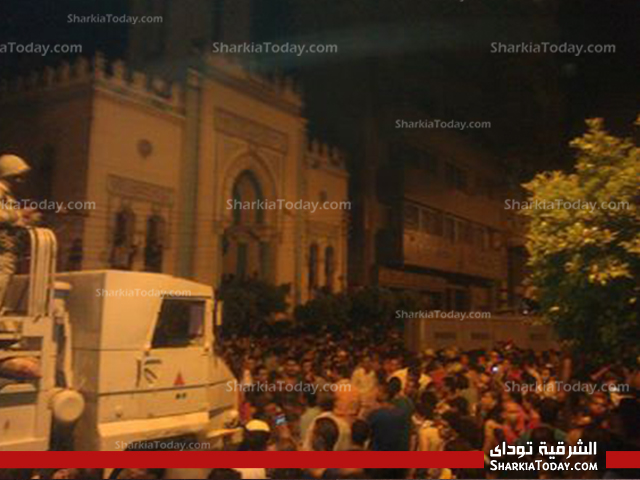 اجلاء المحتجزين من "الاخوان " من مسجد النصر بالزقازيق و نقلهم بسيارات الامن 1 1005432_649411378419936_1864140154_n
