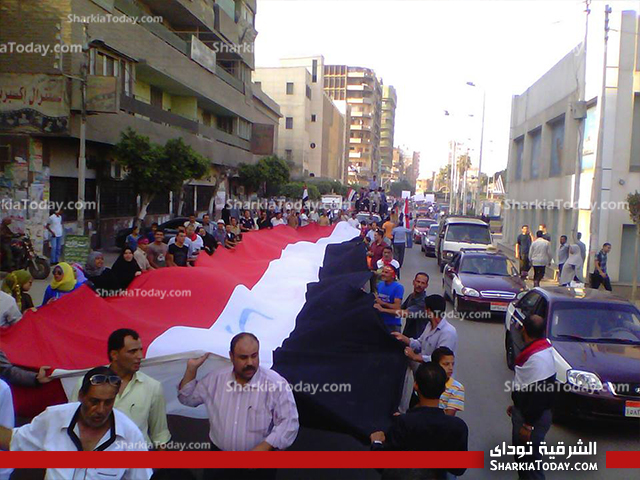 انطلاق مسيرات امام مبنى مجلس مدينه الزقازيق اعتراضاً على خطاب مرسي 1 1013410_694267387256025_1887771824_n