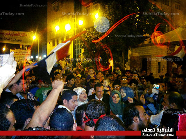 بالصور : عروسان يحتفلان بزواجهم وسط تظاهرات " 30 يونيو " بميدان المحافظة بالزقازيق 1 ar