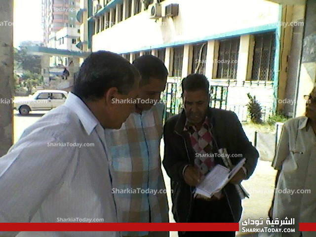 وقفة للعاملون للمطالبة بإقالة موظفي الاخوان بديوان عام محافظة الشرقية 1 المحافظة