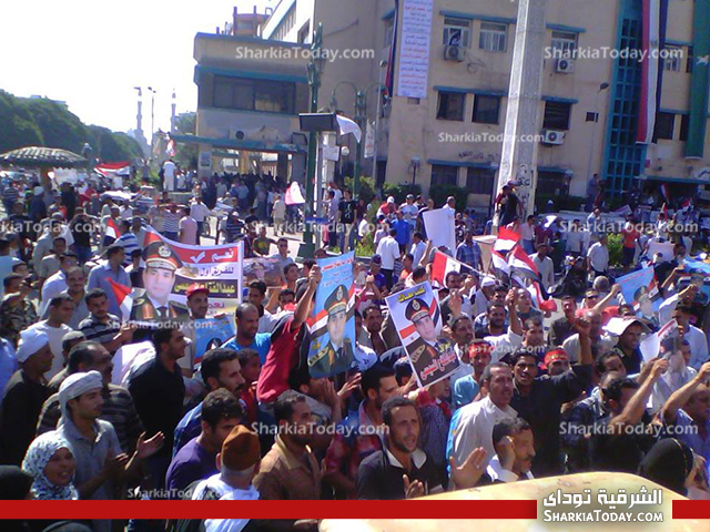 بالصور : مسيرات تلبي دعوة السيسي وتشارك في جمعة التفويض امام مبني محافظة الشرقية 2 محافظة1