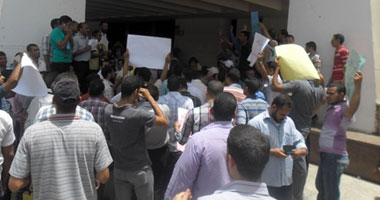استمرار اعتصام المتعاقدين أمام إدارة أبوكبير التعليمية
