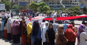 سلاسل بشرية لأنصار الإخوان بالزقازيق