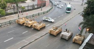 عناصر الجيش تغلق ميدان التحرير مع بدء حظر التجول