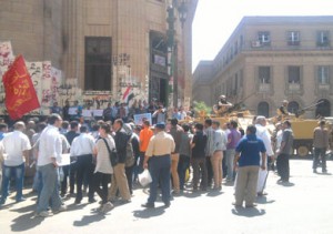 وقفة مؤيدة لـ«الجيش والشرطة» أمام دار القضاء.. وأخرى للتنديد بعنف «الداخلية» 1 وقفة مؤيدة