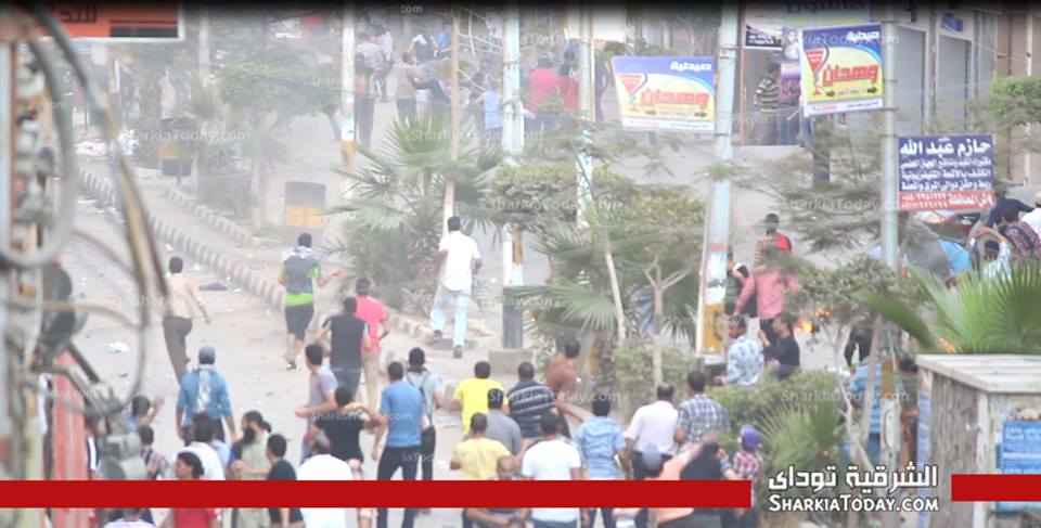 بالفيديو والصور :اشتباكات اثر اعتداء مجهولون علي المتظاهرين بالزقازيق 1 1011499_507011202700349_1280305876_n (1)