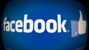 فيسبوك يختبر ميزة "أشهر المواضيع"