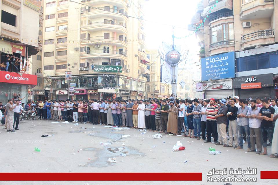 المتظاهرون يؤدون صلاة الغائب علي أرواح ضحايا "رابعة" و"النهضة" فى الزقازيق 1 صلاة