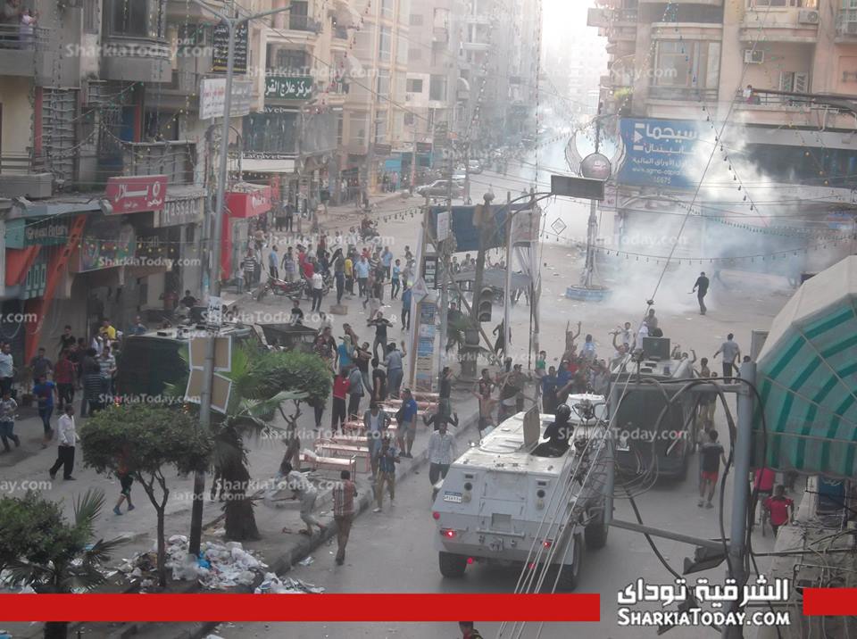 بالصور : قوات الأمن تطلق قنابل الغاز لتفريق الاشتباكات في الزقازيق 1 مدرعات