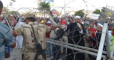الحرس الجمهورى يغلق شارع الميرغنى بالمدرعات والأسلاك الشائكة 1 أرشيفية