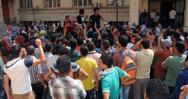 "الأعلى للجامعات": زيادة خريجى الدبلومات الفنية بـ"الهندسة" لـ12% 1 جانب من مظاهرات خريجى الدبلومات الفنية