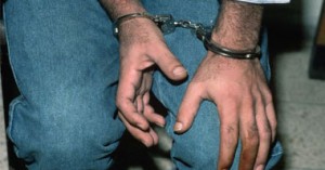 أمن الشرقية يقبض على أحد كوادر الإخوان ويداهم منزل نائب المحافظة السابق 1 كلابشات