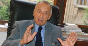 وزير الاقتصاد الأسبق يطالب برفع حظر التجوال مع استمرار الطوارئ 1 وزير الاقتصاد الأسبق يطالب برفع حظر التجوال مع استمرار الطوارئ
