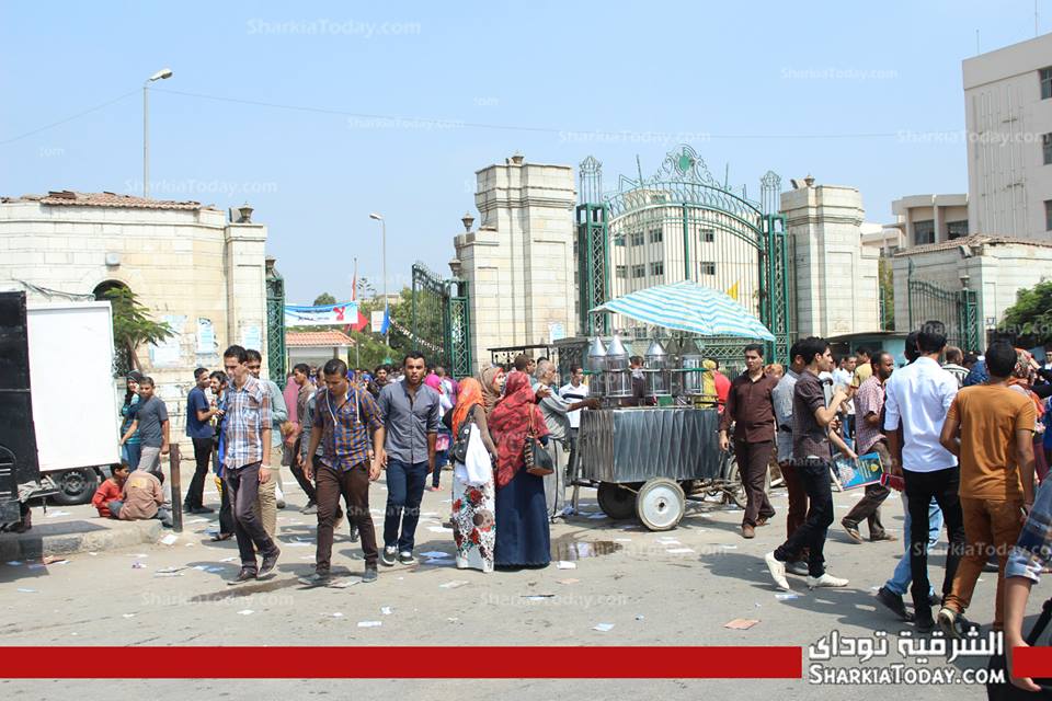 بالصور..جامعة الزقازيق تستقبل طلابها فى أول أيام العام الجديد 3 1374920_522036081197861_1048603595_n