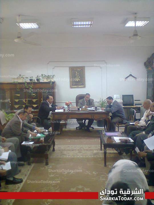 احتماع رئيس مجلس مدينه ديرب نجم لدراسه ازاله التعدى على الاراضى الزراعية 1 1383146_524520037616132_1358377395_n
