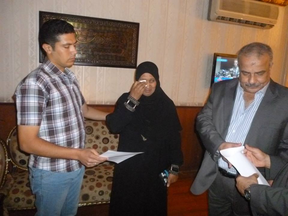 بالصور .. مدير أمن الشرقية يكرم اسره الشهيد "زين العابدين " 2 2