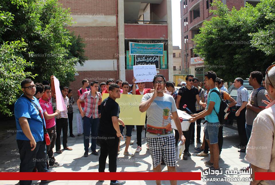بالصور والفيديو ...وقفة لطلاب الثانوية العامة ضد قرار وزير التربية والتعليم بالزقازيق 4 4