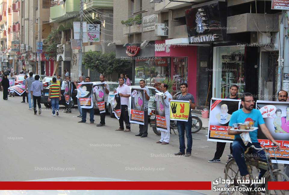 بالصور .. وقفة للعشرات من مؤيدي المعزول بالقومية 4 4