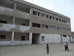 بالفيديو والصور.. معهد فاقوس بلا حمامات أو شبابيك 4 5