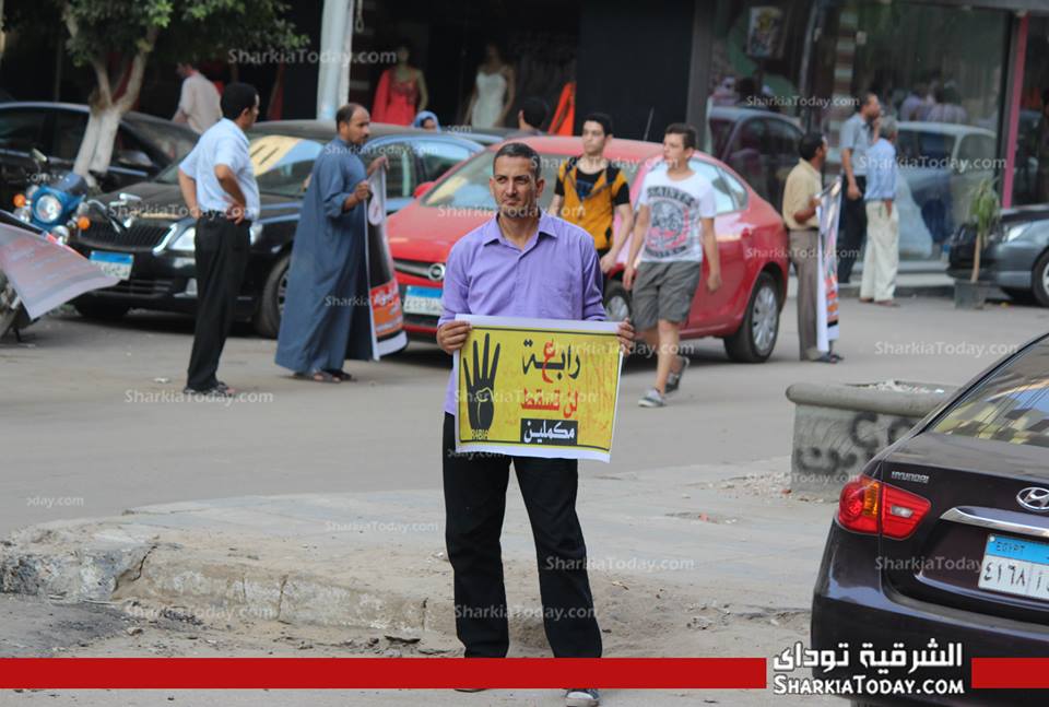 بالصور .. وقفة للعشرات من مؤيدي المعزول بالقومية 6 7