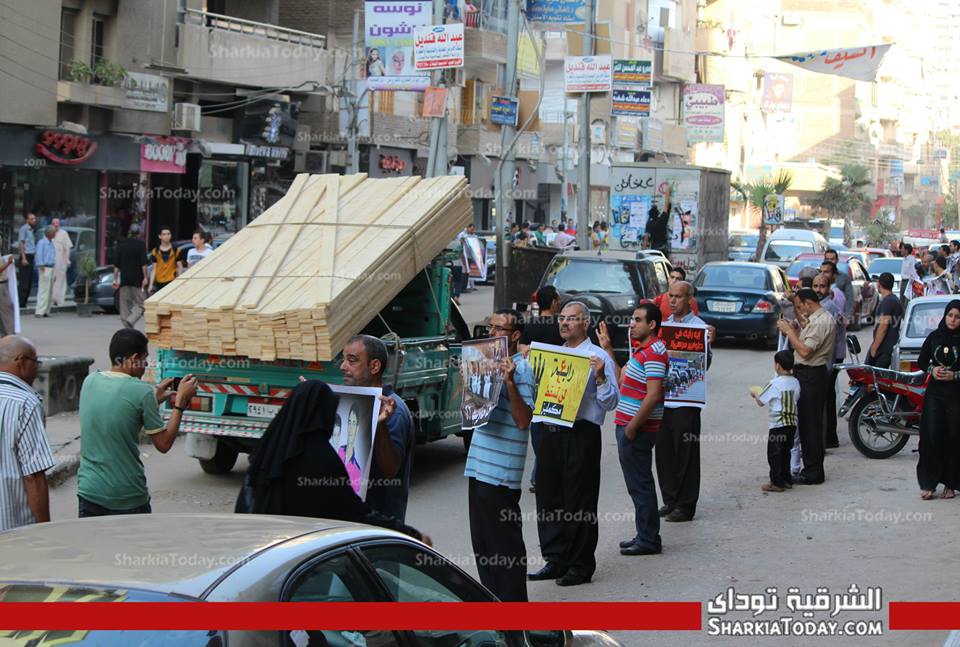 بالصور .. وقفة للعشرات من مؤيدي المعزول بالقومية 7 8