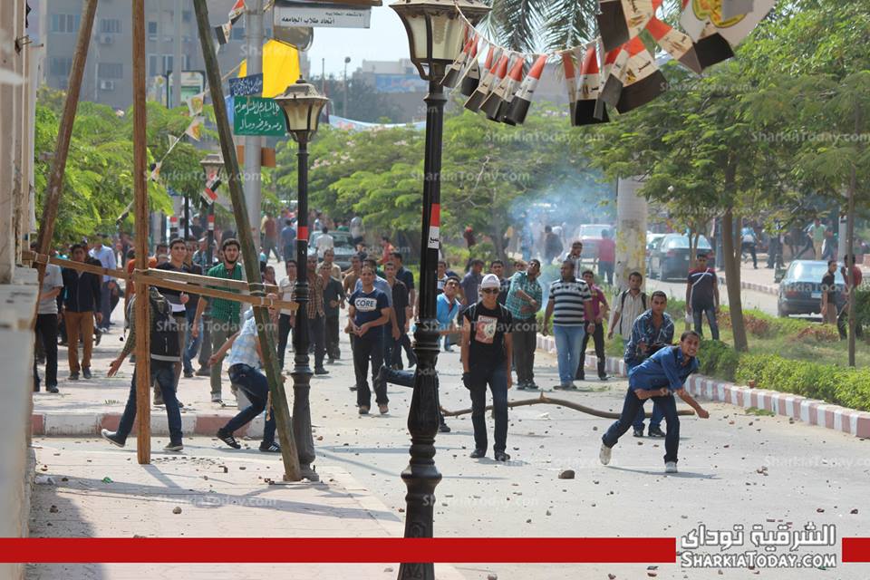 بالفيديو والصور : اشتباكات دامية بين طلاب ضد الانقلاب و" بلاك نايتس " بجامعة الزقازيق 5 بالجامعه