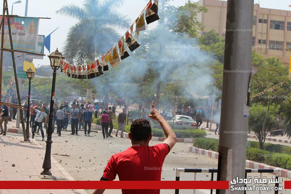 بالفيديو والصور : اشتباكات دامية بين طلاب ضد الانقلاب و" بلاك نايتس " بجامعة الزقازيق 3 زقازيق1
