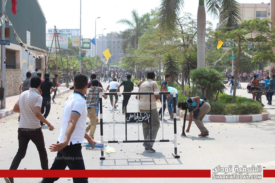 بالفيديو والصور : اشتباكات دامية بين طلاب ضد الانقلاب و" بلاك نايتس " بجامعة الزقازيق 1 زقازيق3