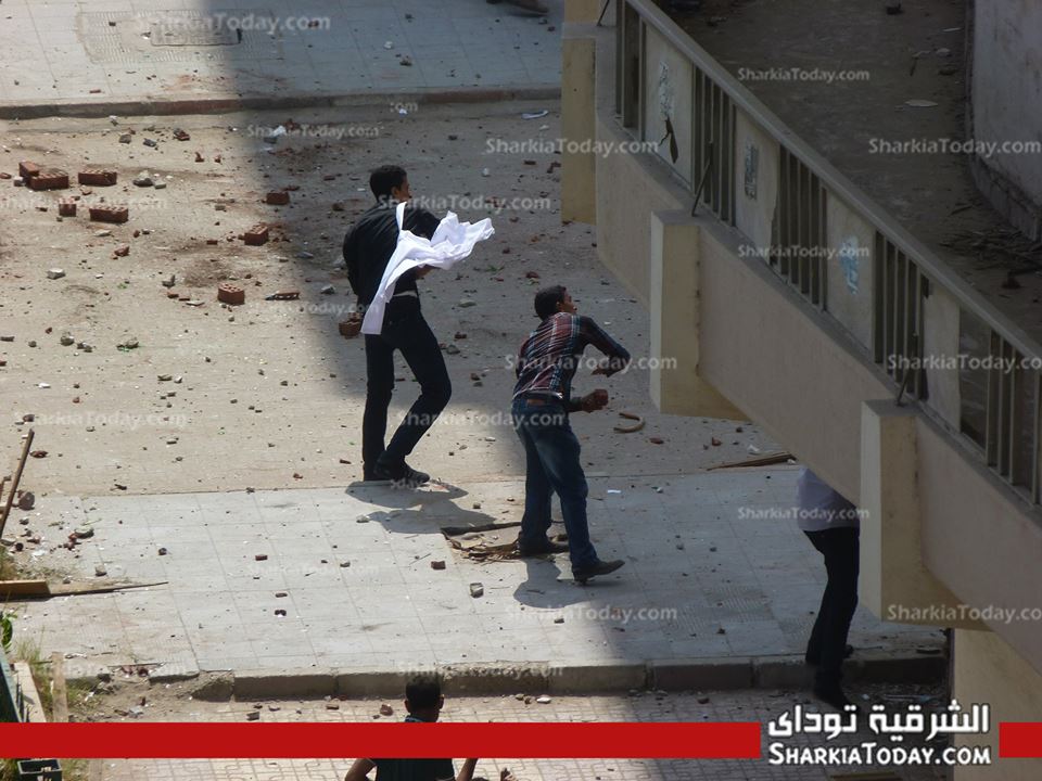بالصور : اشتباكات دامية فى الأسبوع الأول للدراسة بجامعة الزقازيق 2 طلاب ضد الانقلاب