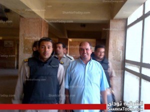القبض علي " السيد الغمرى " احد القيادات الإخوانية بكفر صقر بتهمة توزيع منشورات ضد الجيش 1 غمري