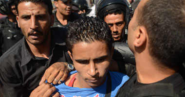 "التيار المدنى" يستنكر احتجاز 30 ناشطاً تظاهروا أمام محاكمة قتلة خالد سعيد 1 جانب من احتجاز بعض النشطاء