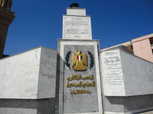 محافظ الشرقية يضع إكليلاً من الزهور على النصب التذكاري للجندي المجهول 1 11111