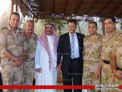 ضباط وجنود الجيش الثانى الميدانى يقدموا درع لأحدى شيوخ القبائل العربيه بالصالحية 1 1377436_536914679710001_1749561206_n
