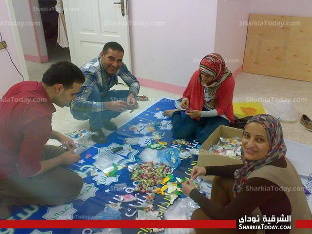 حزب الدستور بديرب نجم يوزع هدايا للأطفال بعيد الأضحى 2 1381534_246491378836722_630802267_n