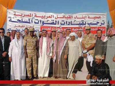 ضباط وجنود الجيش الثانى الميدانى يقدموا درع لأحدى شيوخ القبائل العربيه بالصالحية 2 1382067_536914686376667_31814619_n