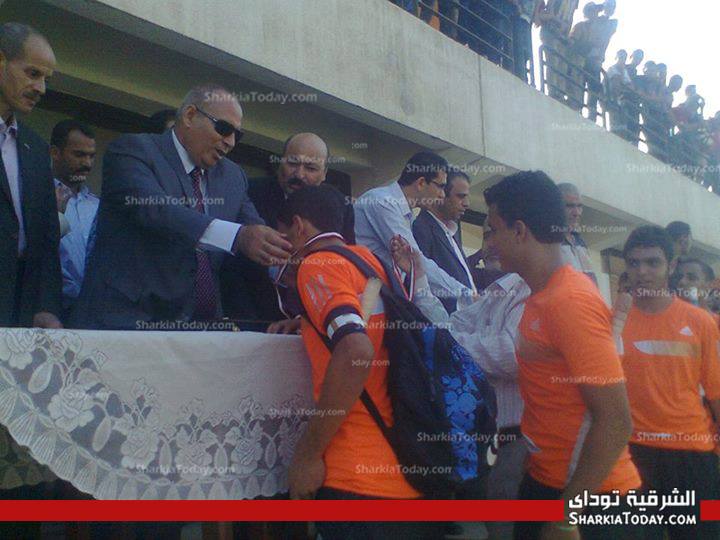 بالصور... محافظ الشرقية ورئيس نادى الشرقية يحضران نهائى هوكى الشرقية 1 1382186_536583973076405_1503471901_n