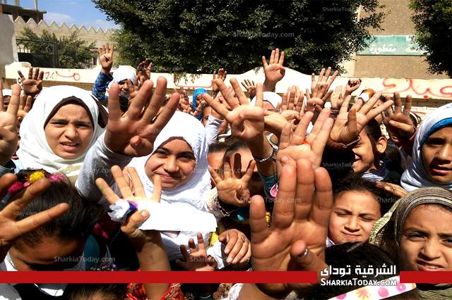 طلاب مدرسة العدوة الابتدائية يطالبون بعودة الشرعية لمرسي بالشرقية 1 1382820_533786773369444_1719934961_n