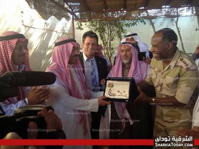 ضباط وجنود الجيش الثانى الميدانى يقدموا درع لأحدى شيوخ القبائل العربيه بالصالحية 3 1390669_536914669710002_117892413_n