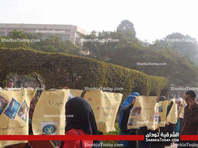 سلسلة بشرية لطلاب الاخوان بجامعة الزقازيق للأفراج عن زملائهم المعتقلين 1 1395912_714824508545289_1499666872_n