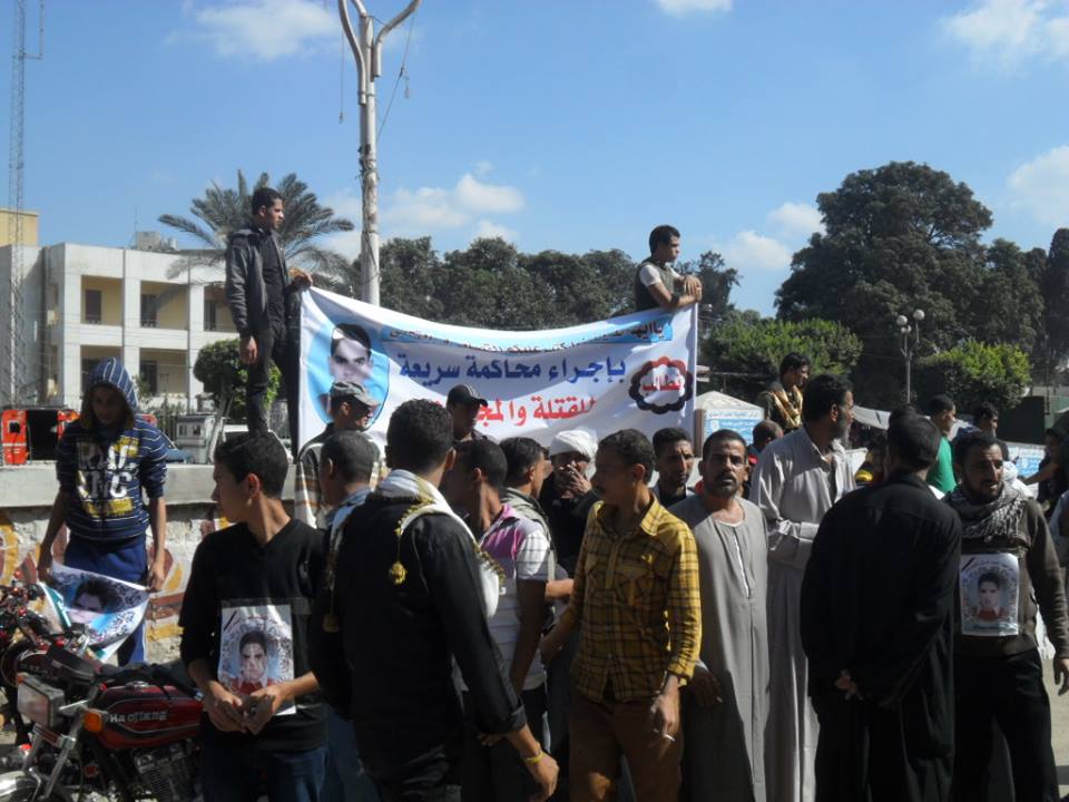 بالصور ..وقفة لاهالى الصالحية امام مجمع فاقوس للمطالبة بالقصاص من قتلة ابنهم 3 4