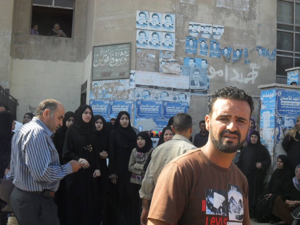 بالصور ..وقفة لاهالى الصالحية امام مجمع فاقوس للمطالبة بالقصاص من قتلة ابنهم 5 5