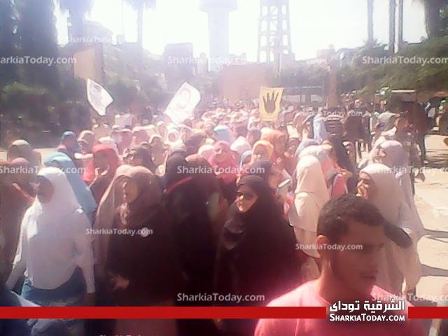 بالصور...مظاهرة لطلاب الأخوان بجامعة الزقازيق للمطالبة بعودة الرئيس المعزول 3 558611_714824445211962_1887874713_n