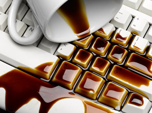ماذا يجب أن تفعل في حال انسكبت السوائل على كومبيوترك الشخصي ؟! 1 Drink spilled on keyboard
