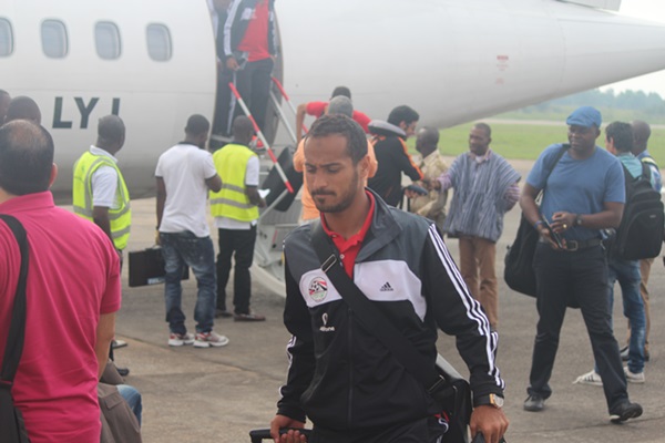 ننشر أول صور لوصول بعثة "الفراعنة" إلى كوماسى 4 Egypts-contingent-at-the-Kumasi-Airport