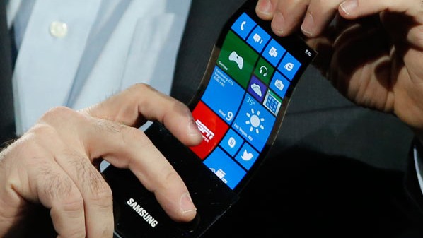 سامسونج تعتزم إنتاج أول هواتفها المزود بشاشة مرنة بقياس 4.7 بوصة 1 samsung-flex-598x337
